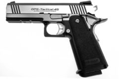 På billedet ses en sølvfarvet hardball pistol med sort skaft
