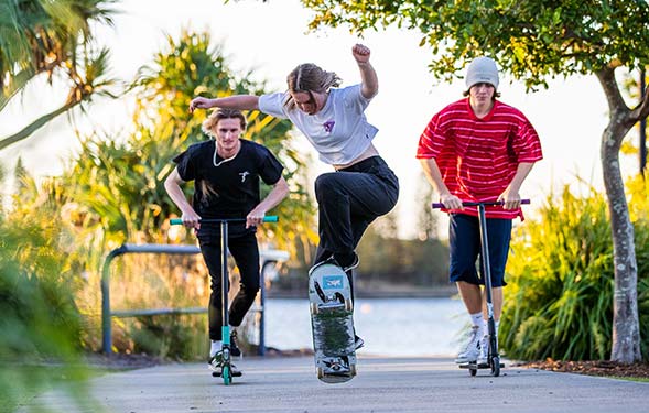 På billedet ses 3 unge mennesker der skater