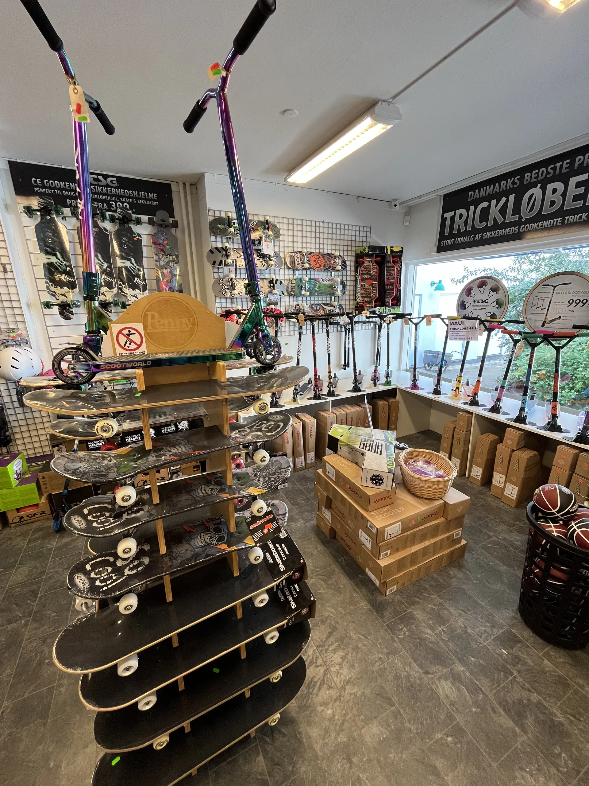 Billede af Rodes butik med løbehjul og skateboards
